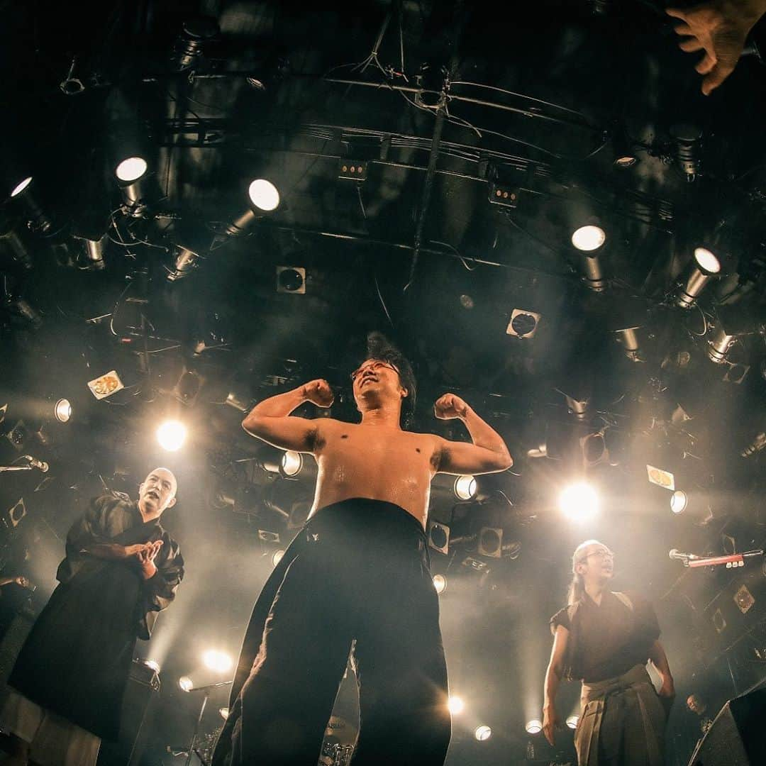 人間椅子さんのインスタグラム写真 - (人間椅子Instagram)「Overseas performances that we have been longing for!  We are happy! We are too happy! I play the drums with enthusiasm. (Nakajima Nobu)  #membercomments #メンバーコメント #drummer #ドラマー #determination  #ningenisu #eutour2020 #ticketsonsale #nobunakajima #ナカジマノブ」10月17日 8時27分 - ningen_isu