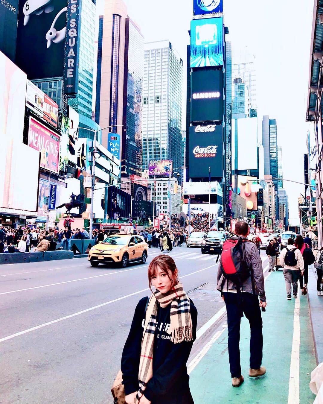 夏本あさみさんのインスタグラム写真 - (夏本あさみInstagram)「ニューヨークの私服👗 * tops； @burberry  skirt； @hm  muffler； @burberry  bag； @louisvuitton * * #NY #timessquare #🇺🇸 #todayscode」10月17日 8時30分 - natsumotoasami