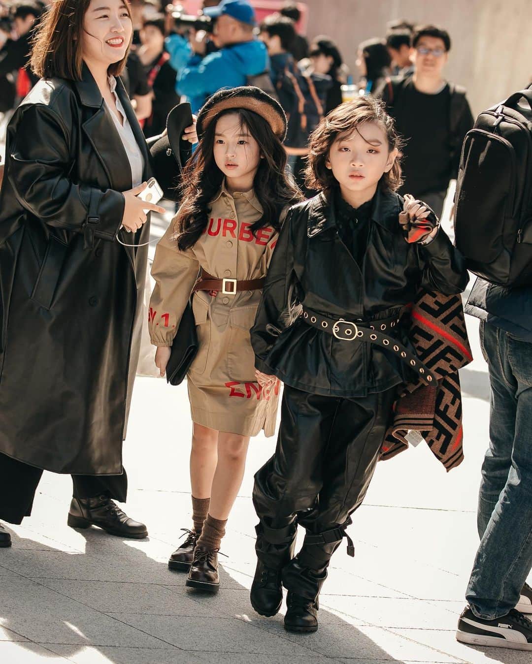 가로수길 , Seoulさんのインスタグラム写真 - (가로수길 , SeoulInstagram)「SFW Street Fashion Style 📸📸 @jaylim1 💥 약간 오빠만 따라와 이런 느낌 너무 귀엽네 애기들 ㅠ」10月17日 8時32分 - jaylim1