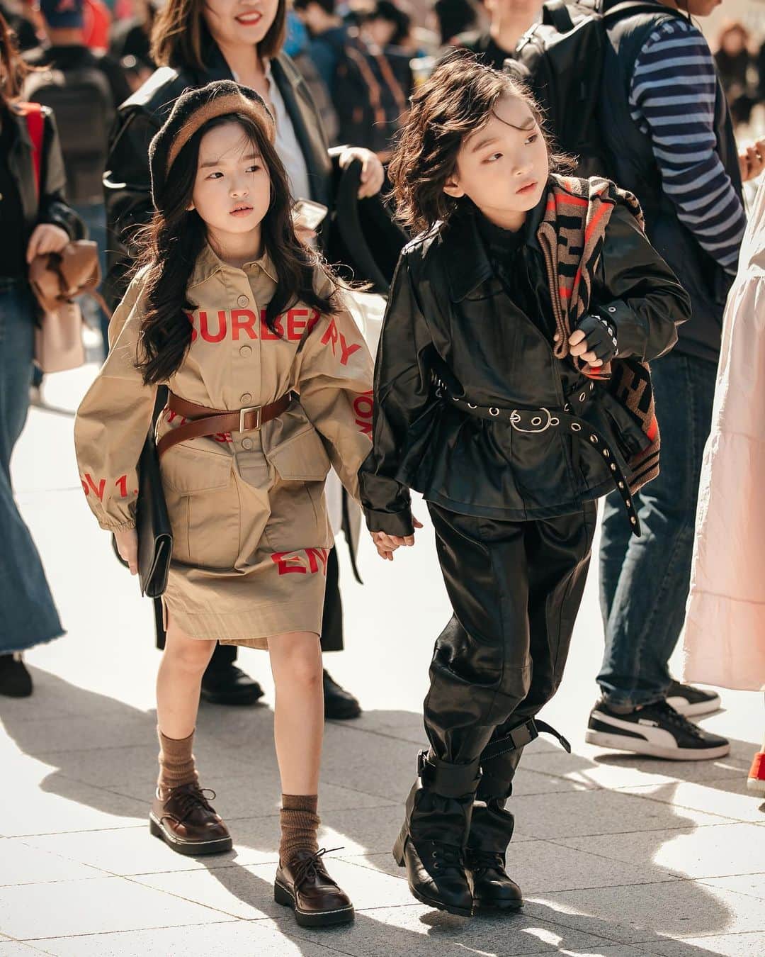 가로수길 , Seoulのインスタグラム：「SFW Street Fashion Style 📸📸 @jaylim1 💥 약간 오빠만 따라와 이런 느낌 너무 귀엽네 애기들 ㅠ」