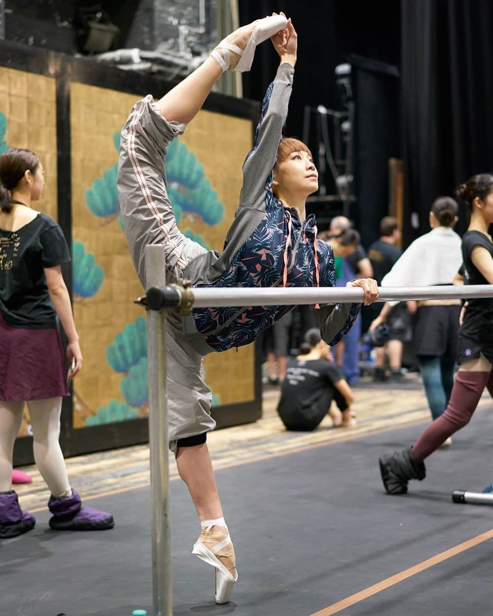 上野水香さんのインスタグラム写真 - (上野水香Instagram)「Photo: GINZA2019年11月号 / Toshiaki Miyamoto  Back stage during warmup @wienerstaatsoper」10月17日 8時43分 - mizukaueno