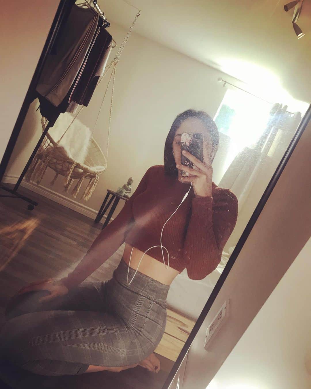 Mirabelのインスタグラム：「« It’s kinda pointless to fight for what you want, when what you want continues to break your heart » • • #quotes #qotd #outfits #ootd #falloutfits #autumn #fallseason #stopchasing #waitforit #behappy #selflove」