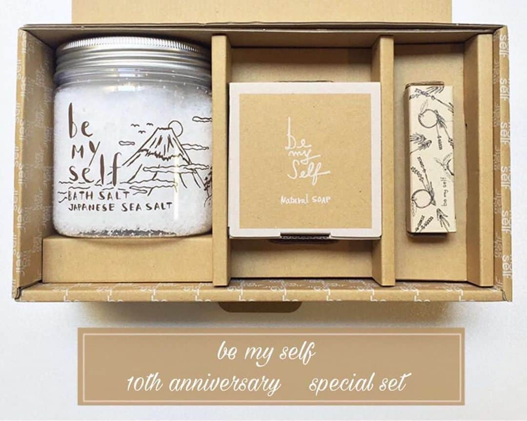 LDH kitchenさんのインスタグラム写真 - (LDH kitchenInstagram)「. @bemyself_n ・・・ 【be my self 10th anniversary special set 販売🌿】﻿ ﻿ おかげさまで、be my selfは 10月16日にオープンしてから 本日で10周年を迎えることとなります。﻿ ﻿  日頃からご愛顧いただいているお客様へ﻿ 感謝の気持ちを込めて﻿、人気のアロマコスメセットを﻿ スペシャル価格で販売致します❗️﻿ ﻿ 季節の必需品が詰まったアロマコスメセット✨﻿ 数量限定販売ですので、ご購入はお早めに！﻿ ＿＿＿＿＿＿＿＿＿＿＿＿＿＿＿＿＿＿＿＿＿＿＿﻿ be my self 10th anniversary special set﻿ 潤うツヤ肌セット〈P〉(LIP BALM香付き)﻿ ﻿ 通常価格：4,950円﻿ ↓50%OFF❗️﻿ 販売価格：2,475円﻿ ﻿ 潤うツヤ肌セット〈N〉(LIP BALM無香料)﻿ ﻿ 通常価格：4,950円﻿ ↓50%OFF❗️﻿ 販売価格：2,475円﻿ ﻿ ≪内容≫﻿ ・be my self BATHSALT（600g）1個﻿ ・be my self NaturalSoap（80g）1個﻿ ・be my self LIP BALM （4g）1本﻿ ・オリジナルギフトボックス付き﻿ ﻿ 《販売期間》﻿ 2019年10月16日(水)〜2019年10月31日(木)迄﻿ ＿＿＿＿＿＿＿＿＿＿＿＿＿＿＿＿＿＿＿＿＿＿＿﻿ 商品のお求めは↓﻿ info🔍﻿ www.bemyself.jp﻿ MAIL📩﻿ studio@bemyself.jp﻿ TELL📞﻿ 03-6412-8381﻿ ACCESS📍﻿ be my  self STUDIO﻿ 東京都目黒区青葉台1-25-1K2ビルB1F﻿  #bemyself#bemyself_n #essentialoils #aroma #organic  #soap #organiclife #エイジングケア #lifestyle #bioplebycosmekitchen #lip #lipstick #lipbalm  #naturalcosmetics #bathsalt #石鹸 #anniversary #special」10月17日 8時51分 - ldhkitchen_official