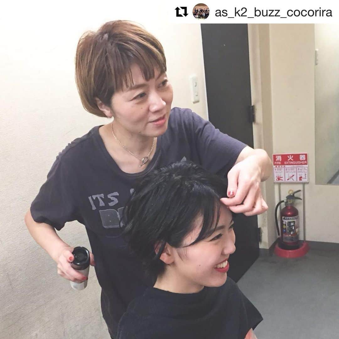 りんご娘さんのインスタグラム写真 - (りんご娘Instagram)「私たちを支えてくれる人たち☺️ 優しいし、楽しいし、いつも笑顔だし テンションあげてくれるし、 本当大好きです❤️ 皆さんも #バズヘアー と  #アズワン へGo！！ #弘前美容室 #アズワン　#バズヘアー #美容師#ヘアメイク#ヘアセット #ライブを支えてる人たち #感謝#大好き #りんご娘 @as_k2_buzz_cocorira」10月17日 8時56分 - _ringo.musume.com_