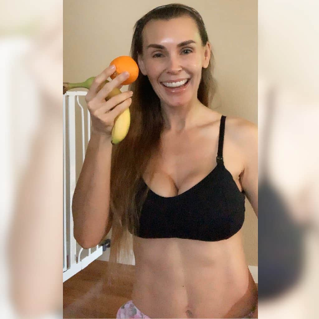 ターニャ・テイトさんのインスタグラム写真 - (ターニャ・テイトInstagram)「Bananas Oranges Strawberries and Raspberries are my favourite fruit.. What are yours?  #qeentanyatate #tanyatate #favefruit」10月17日 8時59分 - tanyatate