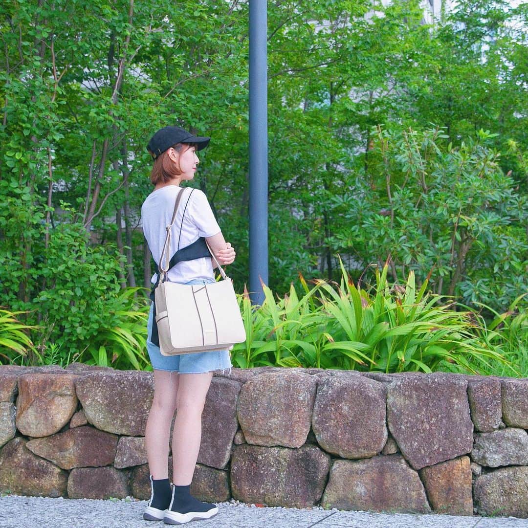 SuperGroupiesのインスタグラム：「＼フォロー&いいねで／﻿ ロシアさんのバッグをプレゼント🎁 ⠀⠀⠀⠀⠀⠀⠀ 毎週木曜日は#スパグルプレゼント の日💕 今週のプレゼントアイテムは?!👇🏼 ⠀⠀⠀⠀⠀⠀⠀ 『#ヘタリア World☆Stars』とのコラボ、 ロシアモデルのバッグです✨ ⠀⠀⠀⠀⠀⠀⠀ 応募方法などの詳細は下からCheckしてね✅ ⠀⠀⠀⠀⠀⠀⠀ ──────────────────────﻿ 🌻Today’s Item🌻 #Hetalia World☆Stars Collaboration series Russia model #bag / ￥13,800 +tax ※数量限定販売中です。 Only a limited amount available now! ──────────────────────﻿ ⠀ ⠀⠀ ⠀⠀ ⠀⠀⠀⠀⠀⠀⠀ ロシアさんの衣装をイメージしたバッグ🇷🇺 クリーム色のカラーが、 夏服にも冬服にも合わせやすい✨ 収納力もバッチリ👌 ⠀⠀⠀⠀⠀⠀⠀ ⠀⠀⠀⠀⠀⠀⠀ ここで… 新プレゼントキャンペーンのお知らせです💁‍♀️🗯️ ⠀⠀⠀⠀⠀⠀⠀ 応募条件を満たした方の中から抽選で、﻿ 【1名様】にこちらのアイテムをプレゼント🎉﻿ ＝＝＝＝＝＝＝＝＝＝＝＝＝＝＝＝＝＝＝＝＝＝＝﻿ 🎁プレゼント商品🎁﻿ 『ヘタリア World☆Stars』 #ロシア モデル バッグ ＝＝＝＝＝＝＝＝＝＝＝＝＝＝＝＝＝＝＝＝＝＝＝﻿ ⠀⠀⠀⠀⠀⠀⠀ ⠀⠀⠀⠀⠀⠀⠀ 下記の詳細をチェックして、 #ヘタリア コラボアイテムを当てよう💓 ＝＝＝＝＝＝＝＝＝＝＝＝＝＝＝＝＝＝＝＝＝＝＝﻿ 🎁キャンペーン期間🎁 10/17（木）〜10/23（水）23時59分まで﻿﻿ ⠀⠀⠀⠀⠀ ⠀⠀⠀⠀⠀ 🎁応募方法🎁 カンタン2ステップで応募できます！ ─────────────────────﻿ 1️⃣SuperGroupies 公式アカウント（ @supergroupies ）をフォロー﻿ 2️⃣この投稿を「いいね！」 ─────────────────────﻿ 📍「いいね！」する対象投稿はこの投稿を含め3つ！ 📍3つ全部に「いいね！」をすると当選確率がアップ！ ⠀⠀⠀⠀⠀⠀⠀ ⠀⠀⠀⠀⠀⠀⠀ 🎁注意事項🎁 📍当選者には11月29日(金)までに当店のアカウントからDMをお送りします。 📍当選商品の発送は日本国内に限らせていただきます。﻿ 📍当選した方はこちらのアカウント・ライブ配信にて紹介させていただく場合がございますので、予めご了承ください。 ＝＝＝＝＝＝＝＝＝＝＝＝＝＝＝＝＝＝＝＝＝＝＝﻿ ⠀⠀⠀⠀⠀⠀⠀ ⠀⠀⠀⠀⠀⠀⠀ ご応募は10月23日（水）まで！⠀ たくさんの「いいね！」お待ちしております👏﻿ ⠀⠀⠀⠀⠀⠀⠀⠀⠀⠀⠀⠀ ご質問等ございましたらコメント欄にて承ります🎀﻿ ⠀⠀⠀⠀⠀⠀⠀ ⠀⠀⠀⠀⠀⠀⠀ #supergroupies #anime #japaneseanime #スーパーグルーピーズ #アニメ #アニメコラボ #コラボグッズ #ファッションにアニメを #アニメグッズ #アニメ好き #スパグルプレゼント #プレゼントキャンペーン #ヘタリアロシア #aphrussia #aph #axispowershetalia #russiahetalia  #hetaliarussia #ショルダーバッグ #コラボバッグ #カジュアルコーデ #キャップコーデ」