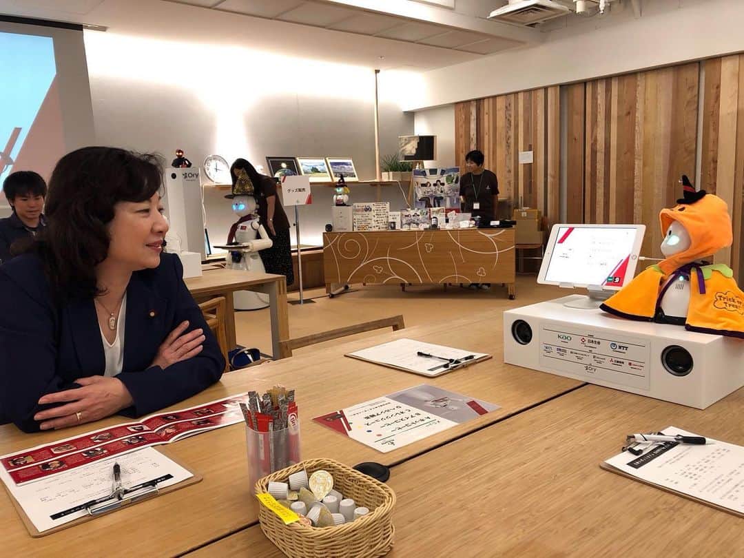 野田聖子さんのインスタグラム写真 - (野田聖子Instagram)「「分身ロボットカフェ　DAWN ver.β」に行ってまいりました。この実験カフェでは、そこへ行けない、身体が動かない等様々な状況のパイロットの皆さんが、遠隔操作型の分身ロボット「OriHime」「OriHime-D」を通してオーダーを取り、配膳をしてくださるという、新たなテレワークの可能性を模索する公開実験でした。 Ory研究所の吉藤さんから、身体が動かないような状況であっても、こうした遠隔で働くことを通じての出会い、また新しい社会参加や社会復帰の可能性についてもいろいろなお話しを伺うことができました。 パイロットの皆さんとの交流も楽しく、あっという間に時間が経ってしまいました。  #野田聖子 #分身ロボットカフェ #ory研究所 #新しい社会」10月17日 9時15分 - seiko.noda