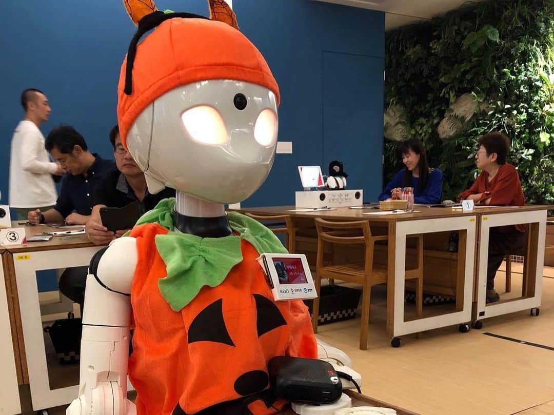 野田聖子さんのインスタグラム写真 - (野田聖子Instagram)「「分身ロボットカフェ　DAWN ver.β」に行ってまいりました。この実験カフェでは、そこへ行けない、身体が動かない等様々な状況のパイロットの皆さんが、遠隔操作型の分身ロボット「OriHime」「OriHime-D」を通してオーダーを取り、配膳をしてくださるという、新たなテレワークの可能性を模索する公開実験でした。 Ory研究所の吉藤さんから、身体が動かないような状況であっても、こうした遠隔で働くことを通じての出会い、また新しい社会参加や社会復帰の可能性についてもいろいろなお話しを伺うことができました。 パイロットの皆さんとの交流も楽しく、あっという間に時間が経ってしまいました。  #野田聖子 #分身ロボットカフェ #ory研究所 #新しい社会」10月17日 9時15分 - seiko.noda