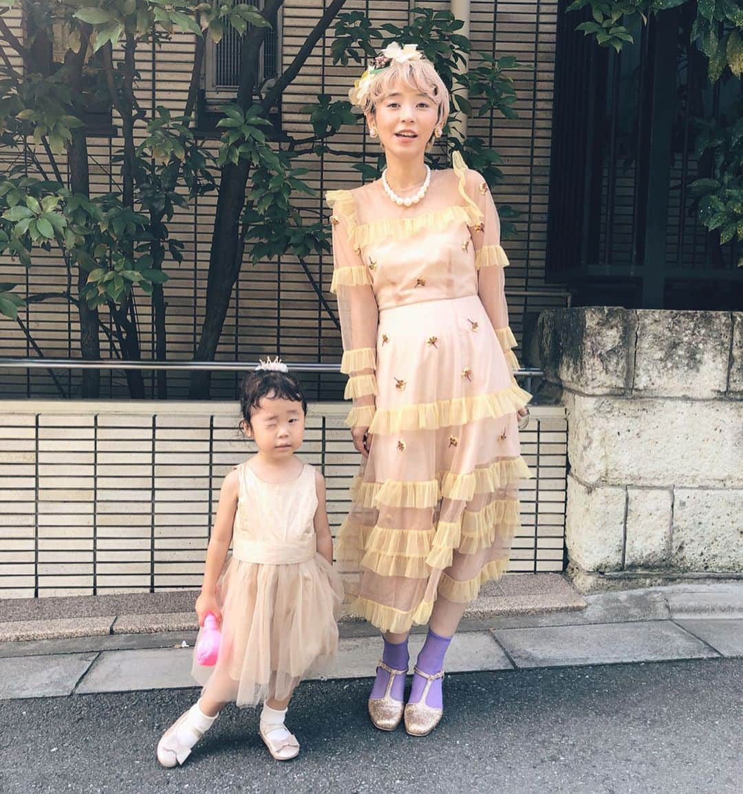サオリリスのインスタグラム：「友だちの結婚式に行きました👰🤵(もう二ヶ月前)🕊幸せいっぱいで幸せでした✨ ・ 娘はちゃっかりごはんをおかわりして、他の子たちときゃっきゃとはしゃいで、式場の雰囲気にお姫様気分で、綺麗な花嫁さんに(ほんと綺麗でした)見惚れて、結婚式を楽しんでました。これも新郎新婦ふたりのおかげ。心から美しい式でした。 ・ ・ ・ ・ ・ #mama #instamama #ママ #女の子ママ #育児 #子育て #ママファッション #instafashion #baby #babygirl #instababy #ig_baby #babyfashion #kids #girl #instakids  #ig_kids #kidsfashion」