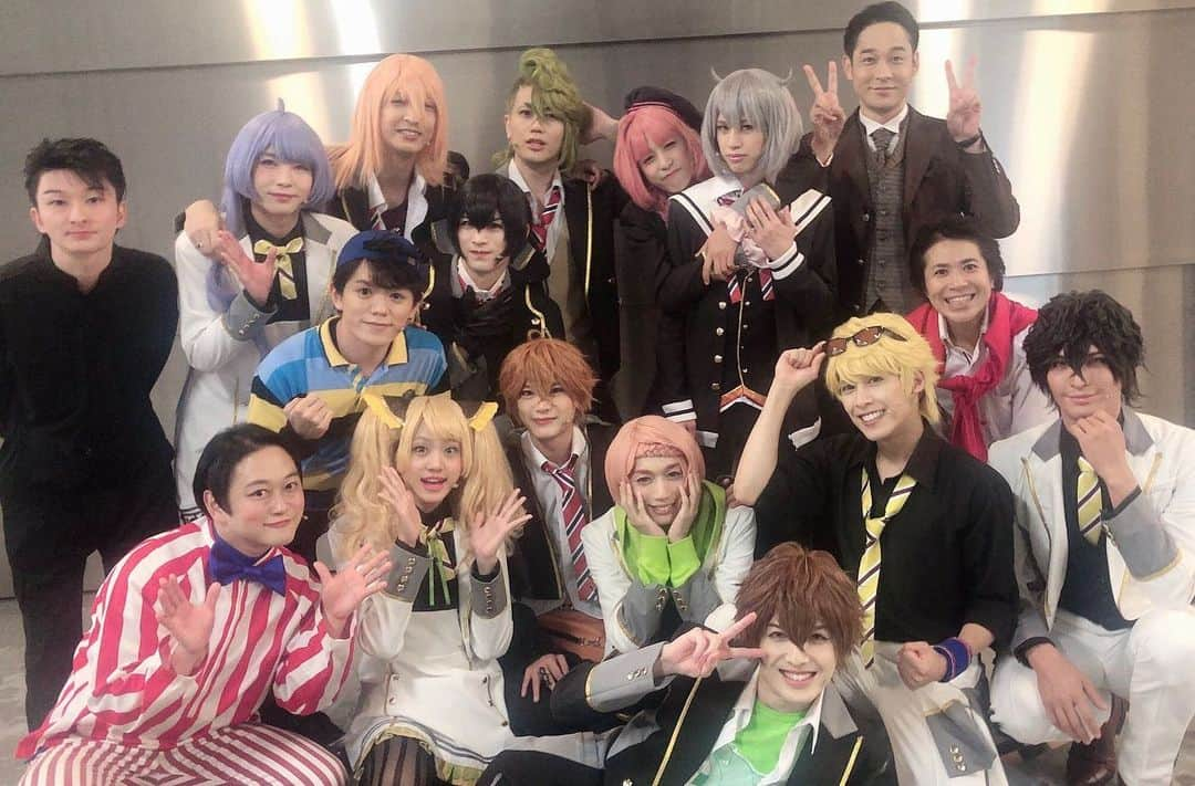 小波津亜廉のインスタグラム：「[15/10/19] Full cast pic of I-Chu from the last day of performances! Our boy Allen is the tallest! ⠀⠀⠀ ⠀ #kohatsuallen ⠀⠀⠀ ⠀ Source: I-Chu the Stage’s twitter」