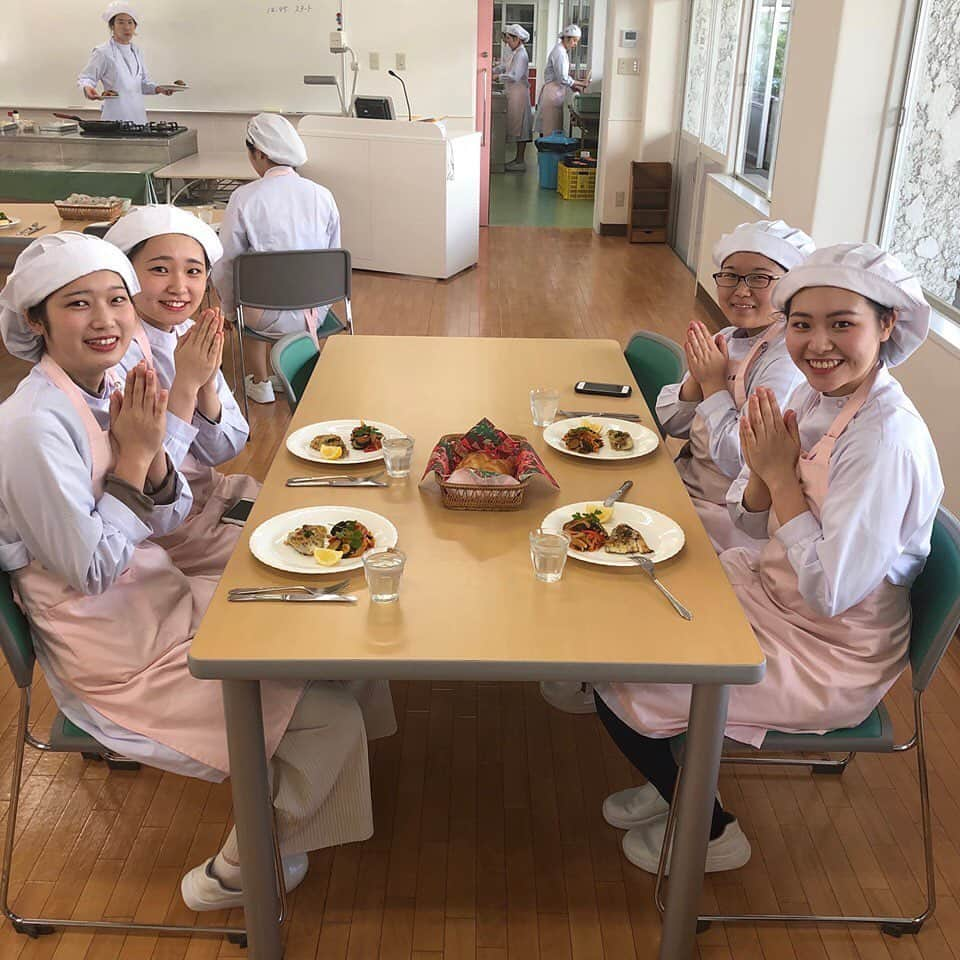 福岡女子短期大学さんのインスタグラム写真 - (福岡女子短期大学Instagram)「@健康栄養学科 こんにちは、福岡女子短期大学です。 . 昨日、健康栄養学科２年生「応用調理学実習」では、サワラを使った「魚のパネ　パルメザン風味　ラタトゥイユ添え」を作りました。 . 最初は教員が調理を実際に行いながらの解説。手元も大型ビジョンに映し出されているので確認することが出来ます。その後、実際に調理室に入って調理を行います。 . サワラの焼き具合を確認しながら、手際よくラタトゥイユを仕上げていきました。２年生にもなると作業分担もスムーズに行われ、あっという間に完成していました。 . 来週は和食のプロのシェフをお招きした調理実習。こちらも楽しみですね。 . ========[ 資料請求 ]======== ． 新しい福岡女子短期大学の資料請求（2020大学案内📕）を無料送付中です。本学ホームページ📲からお気軽に申し込みください🌟 . 西鉄福岡（天神）駅🚋北口改札前・地下鉄🚃天神駅に設置されている資料ボックスに本学も参画しております。『2020大学案内📕』につきましてはこちらでも配布しております🖌 . 子ども学科/健康栄養学科 音楽科/文化教養学科 ． 福岡女子短期大学 住所：‪‪‪福岡県太宰府市五条四丁目16番1号‬‬‬ tel：‪‪‪092-922-4034‬‬‬（代表） . ======================= . #福岡女子短期大学 #健康栄養学科 #福岡女子短期大学健康栄養学科 #応用調理学実習 #調理実習 #実習 #調理体験 #魚のパネ #ラタトゥイユ #お料理教室 #料理教室 #福岡県 #太宰府 #太宰府市 #栄養バランス #食 #栄養士 #栄養教諭 #フードスペシャリスト #健康管理士 #栄養学 #栄養士の卵 #栄養士さんと繋がりたい #料理上手になりたい #ig_cooking #instacooking #instafood #ig_campus #kitchenstage  #kitchenstyle」10月17日 9時47分 - fukuoka_wjc