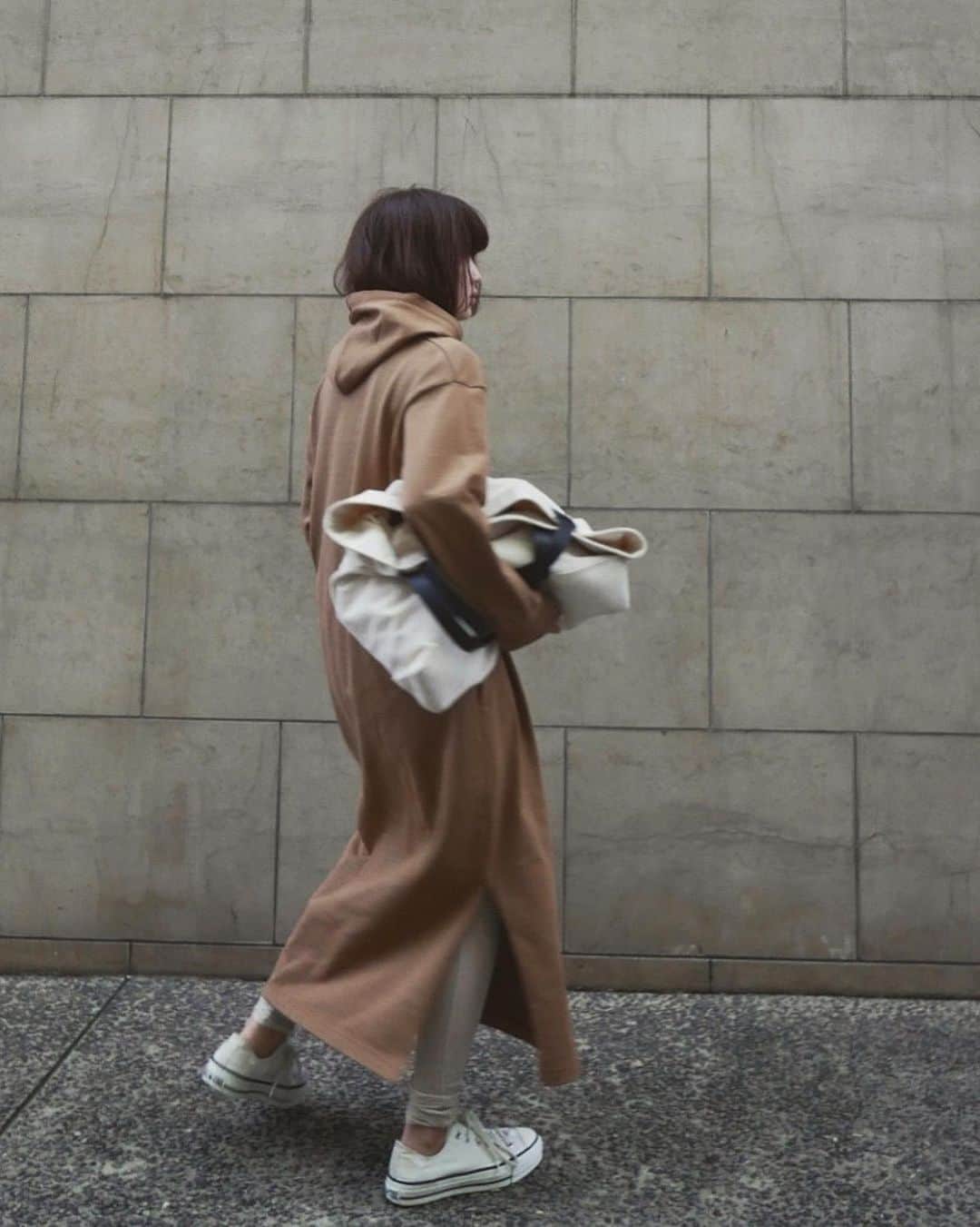JUNNAのインスタグラム：「@etretokyo  しっかりとした生地で残暑では着られず... 少し眠らせていた  ETRE TOKYO x Le minor ROBE A CAPUCHE  コラボワンピースやっと着られる気温。  #エトレコラボワンピース  ボトムに合わせたのは柔らかなストレスフリーの素材感が気に入ってセットアップで購入した　@mediam_official の"SKIN LEGGINGS" 🖤  one-piece/ #leminor × #etretokyo  発売中 leggings/ @mediam_official bag/ bigbag  完売終了 sneaker/ #converse  今夜のインスタライブは20時〜 @etretokyo アカウントです😉  #junna👠 #156cm #etretokyo #2019etreAW」