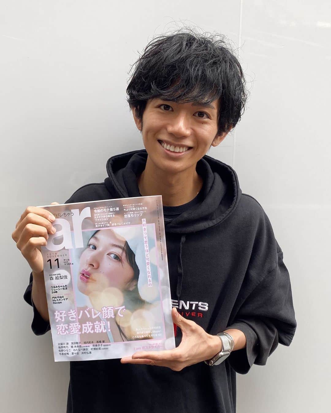 片山良平のインスタグラム：「今月発売のar11月号に掲載されてます✨ 扉ページありがとうございます🌟 スタイル写真も後ほど載せますね💁‍♂️ やっぱミディアム可愛いよね✂️ . . 🌟ご予約について🌟  表参道店→1.3.5週目出勤 銀座店→2.4週間目出勤  わからない場合は、お電話下さい🙋‍♂️ お電話の場合はどちらにかけても、ご予約お取りできます👌  Instagram トップページからお願い致します☝️ .  #ar #ヘアスタイル #loness #ミディアムヘア #外ハネ #うす前髪」