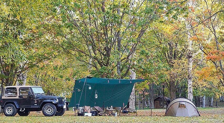 CAMP_HACKさんのインスタグラム写真 - (CAMP_HACKInstagram)「キャンプ場の木々も少しずつ色づきはじめ、いよいよ本格的に秋めいてきましたね。日中は暖かくても、夜や早朝は冷え込む季節。防寒対策はしっかりとして、出かけましょう！ . . from CAMP HACK . CAMP HACKであなたのキャンプライフを取材します！ 『#camphack取材』を付けて投稿！ . Photo by @_____kazukun さん . #camp #camping #camphack #outdoorlife #outdoor #trip #travel #japan #followme #weekend #travelling #outdoorgirl #family #familytrip #jeepwrangler  #hilleberg #キャンプ #アウトドア #キャンプ道具 #キャンプ初心者 #家族 #外遊び #自然 #キャンプ場 #お出かけ」10月17日 20時55分 - camp_hack