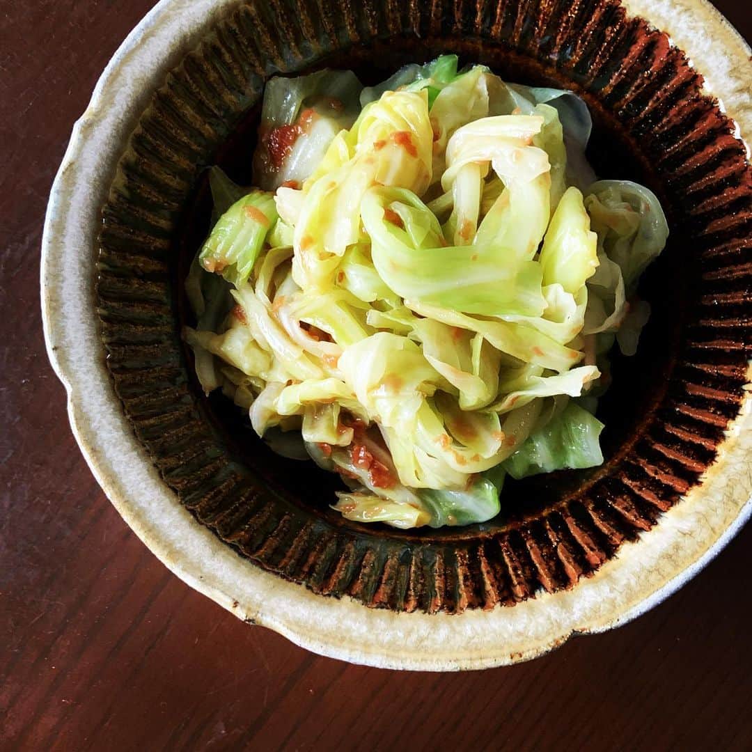のインスタグラム：「合いの手は簡単に。ちぎって茹でたキャベツを叩いた梅干しとだし醤油と胡麻油であえるだけ。これが意外なくらい焼売に合う。家中華ならではの組み合わせ。寒くなってくると生野菜よりも茹で野菜が食べたくなる。 #余宮隆」