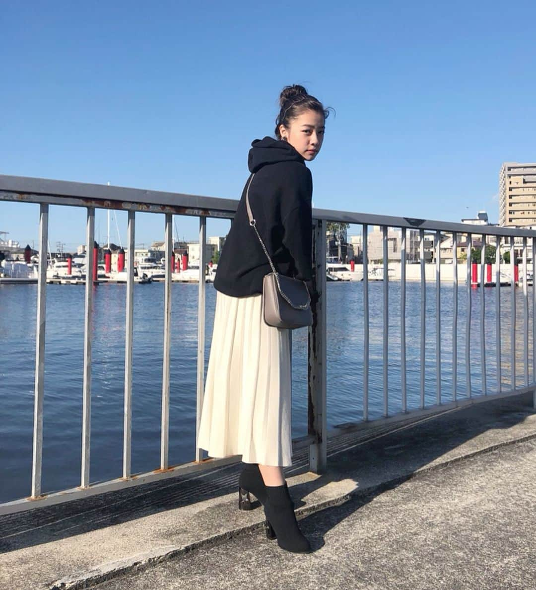 中嶋桃花さんのインスタグラム写真 - (中嶋桃花Instagram)「いつかの#モモstyle  スカートとバックは @fifth_store で新しく買ったもの❤︎ #fifth #fifthtl #フィフス #フェイクレザーチェーンショルダーバッグ #プリーツニットスカート #低身長コーデ」10月17日 20時56分 - momoka_nakajima