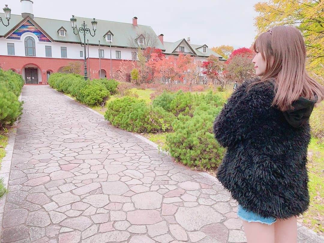 内木志のインスタグラム：「お洒落な海外の学校に通ってそうな女子大生風🍁 お嬢様に生まれたかったな〜🤣 #北海道 #海外に見える #雪の美術館 #❄️ #お庭」