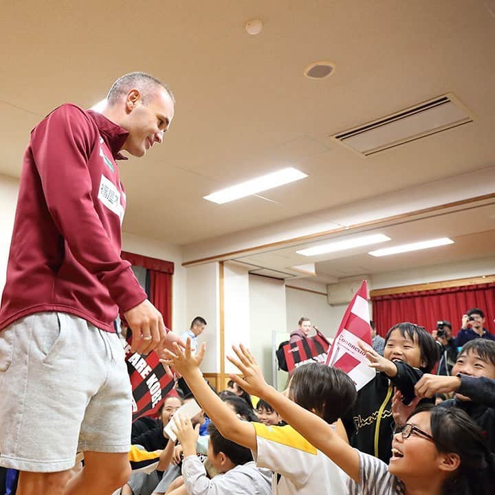 ヴィッセル神戸さんのインスタグラム写真 - (ヴィッセル神戸Instagram)「⚽GOAL for SMILE プロジェクト⚽ 選手たちが神戸市内の小学校を訪れ、ボールや記念品をプレゼント🎁イニエスタ選手は初めての小学校訪問😊✨ Our Captain @andresiniesta8 visited the primary school! For children. For Kobe.  #vissel #visselkobe #ヴィッセル神戸 #iniesta #イニエスタ #WeAreKobe #神戸 #kobe #一致団結 #jleague #jリーグ」10月17日 19時28分 - visselkobe