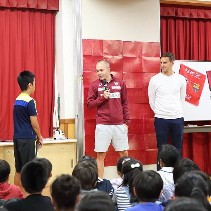 ヴィッセル神戸さんのインスタグラム写真 - (ヴィッセル神戸Instagram)「⚽GOAL for SMILE プロジェクト⚽ 選手たちが神戸市内の小学校を訪れ、ボールや記念品をプレゼント🎁イニエスタ選手は初めての小学校訪問😊✨ Our Captain @andresiniesta8 visited the primary school! For children. For Kobe.  #vissel #visselkobe #ヴィッセル神戸 #iniesta #イニエスタ #WeAreKobe #神戸 #kobe #一致団結 #jleague #jリーグ」10月17日 19時28分 - visselkobe