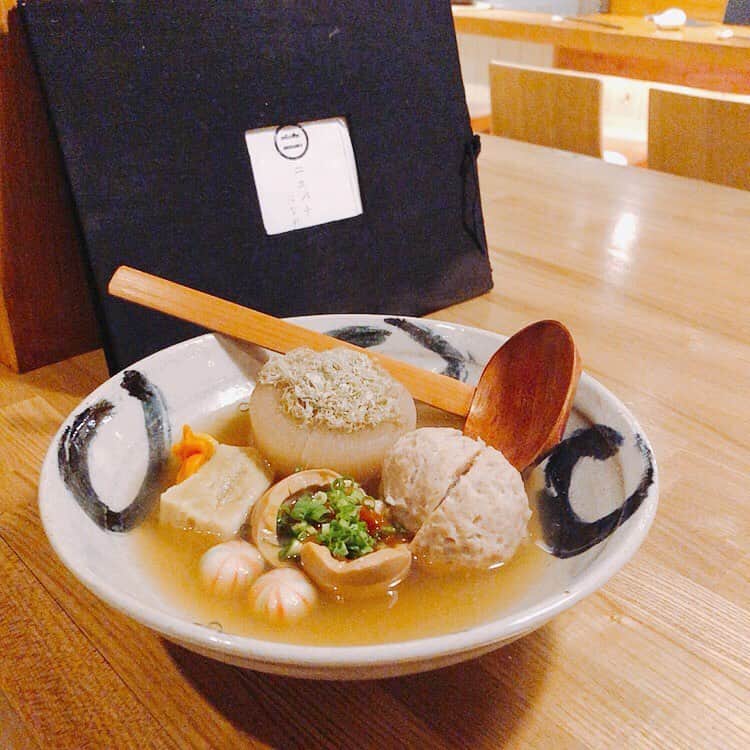 和田安佳莉のインスタグラム：「なんなんだこの寒さ。 ふるえる。 （ここ美味しかった）  #ニエバナはなれ #おでん #ほかほか #和食 #美味しい #ごはん #半熟卵 #大根 #つくね #生麩」