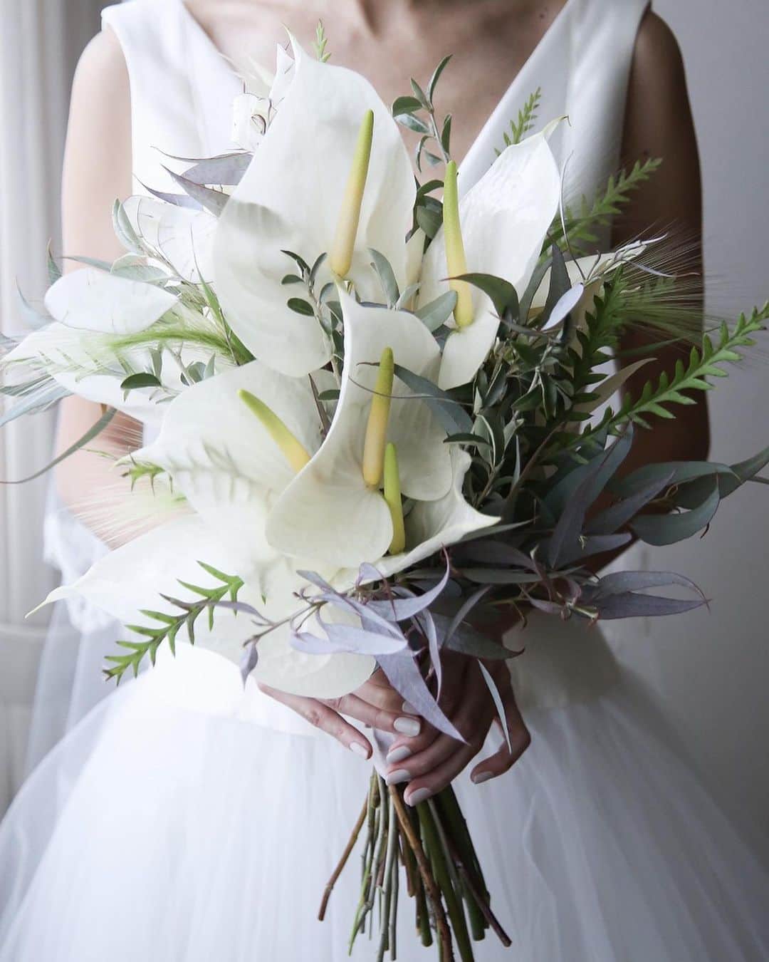 ARCH DAYS Weddingsさんのインスタグラム写真 - (ARCH DAYS WeddingsInstagram)「ウェディングドレスに自然と溶け合うホワイト×グリーンのブーケ🌿﻿ ﻿ ﻿ ホワイトとグリーンで仕上げたブーケには、神聖な花嫁さんの姿をより美しく魅せてくれる効果も✨同じ色を使ったブーケでも、それぞれの色の割合や花材によって雰囲気はガラリとかわるもの。﻿ ﻿ ﻿ 今回は、ARCH DAYS花嫁さんの素敵なホワイト×グリーンのブーケをご紹介！ぜひお気に入りの雰囲気のブーケを見つけてくださいね♡﻿ ﻿ ﻿ ▽このCOLUMNを見るにはストーリーズを☑️﻿ 花嫁さんをより美しく魅せるホワイト×グリーンのブーケ特集！﻿ ﻿ ﻿ ▽ARCH DAYSトップページはこちらから☑﻿ @archdays_weddings﻿ プロフィールのリンクから👰🏻﻿ ﻿ ﻿ ▽バースデー・ベビーシャワーなどの情報を見るなら💁🎉﻿ @archdays﻿ ﻿ ﻿ ----------------------﻿ #archdays #archdays_wedding #アーチデイズ #アーチデイズウェディング #ホワイトブーケ #グリーンブーケ #シングルブーケ #カラーブーケ #胡蝶蘭ブーケ #アンスリウムブーケ #ブーケ #ブーケ💐 #ウェディングブーケ #ウエディングブーケ #結婚式ブーケ #ウェディングフラワー #ブライダルブーケ #花嫁ブーケ #ブートニア #ブーケブートニア #ウェディングフラワー #結婚式準備 #ウェディング準備 #花嫁準備 #2020春婚 #2020夏婚 #2020秋婚 #2020冬婚﻿ ----------------------﻿ https://archdays.com/column/2019/10/17/48676﻿ ----------------------」10月17日 19時36分 - archdays_weddings