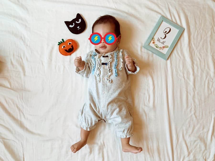 星村麻衣のインスタグラム：「3ヶ月記念日と100日記念日👶 無事に迎えられました✨ #baby  #3ヶ月baby  #月齢フォト #もうすぐ首がすわりそう」