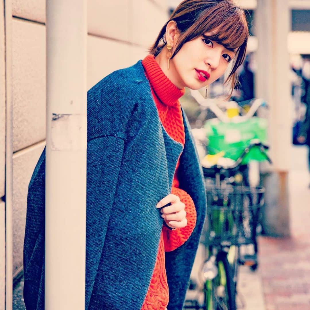 浜田真衣のインスタグラム：「こんばんは❁⃘*.ﾟ いよいよ#冬が近づいてきた 🍁  冬服着るのが楽しみで仕方ない♡ #秋冬コーデ を楽しみましょ🙋  #街フォト #おしゃれさんと繋がりたい #秋冬ファッション #浜田真衣 #monaカフェ」