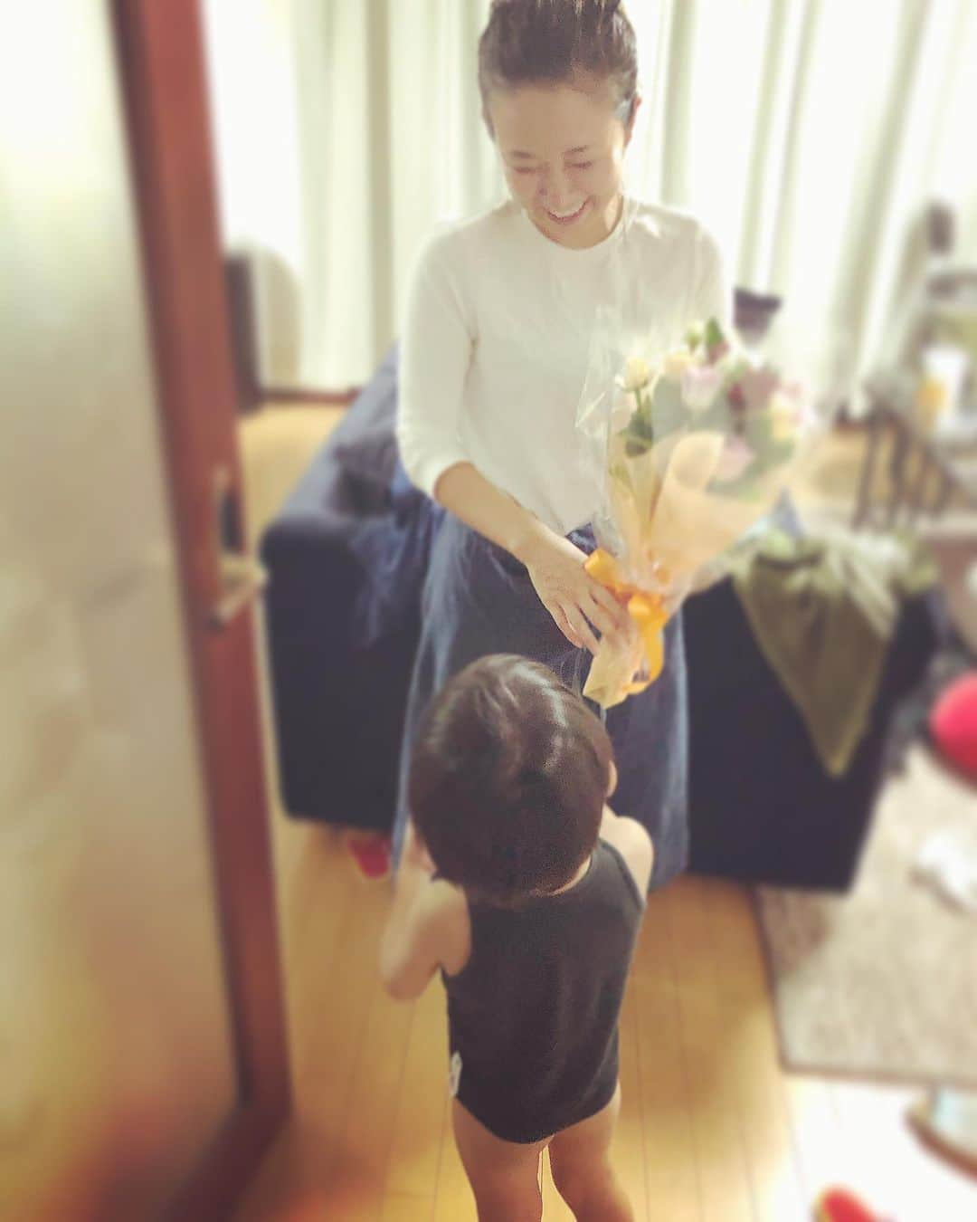 あばれる君さんのインスタグラム写真 - (あばれる君Instagram)「今日は6回目の結婚記念日😊いつもゆかさんを応援してくれる皆様ありがとうございます📣♪今年はケツ丸出しでちびれる君が花束渡してくれました💐✨」10月17日 19時56分 - abarerukun