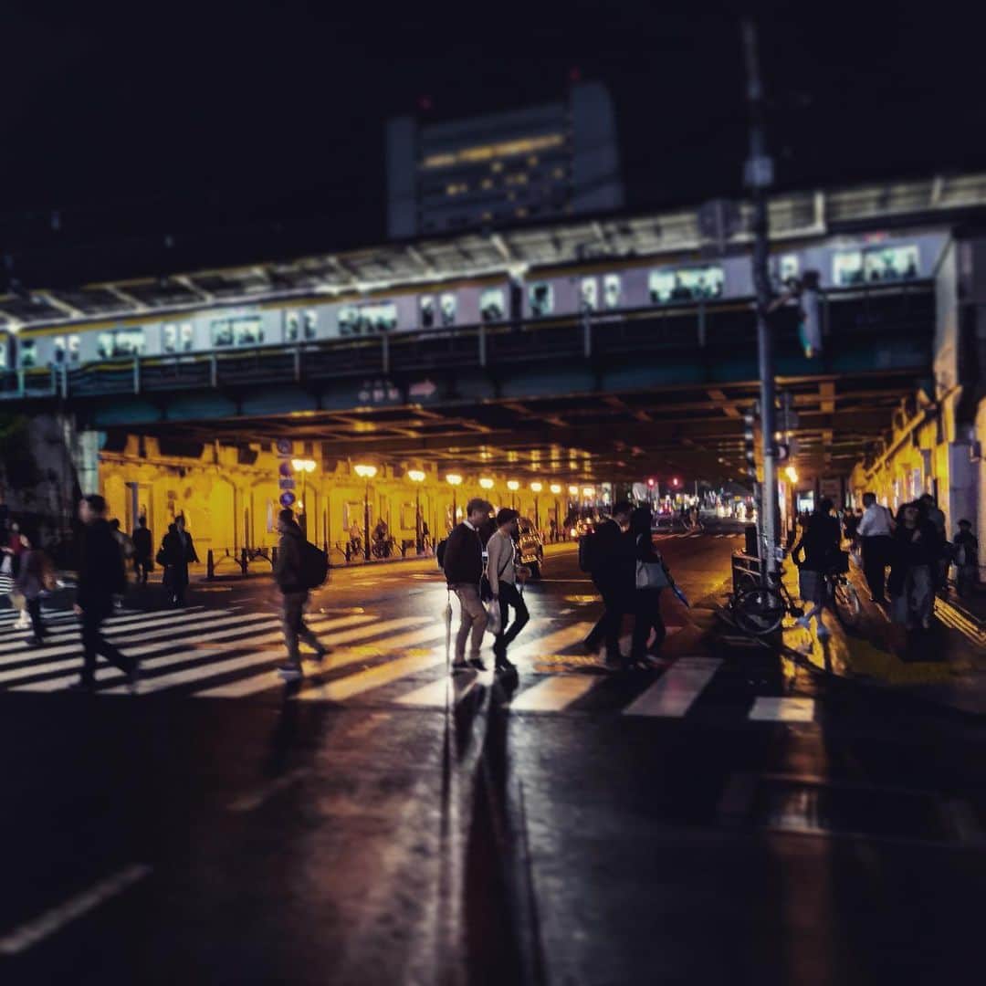 結城リナのインスタグラム：「影がのびる。  東京から飛び出してみると東京の素晴らしさを知れる。  #東京 #中野駅」