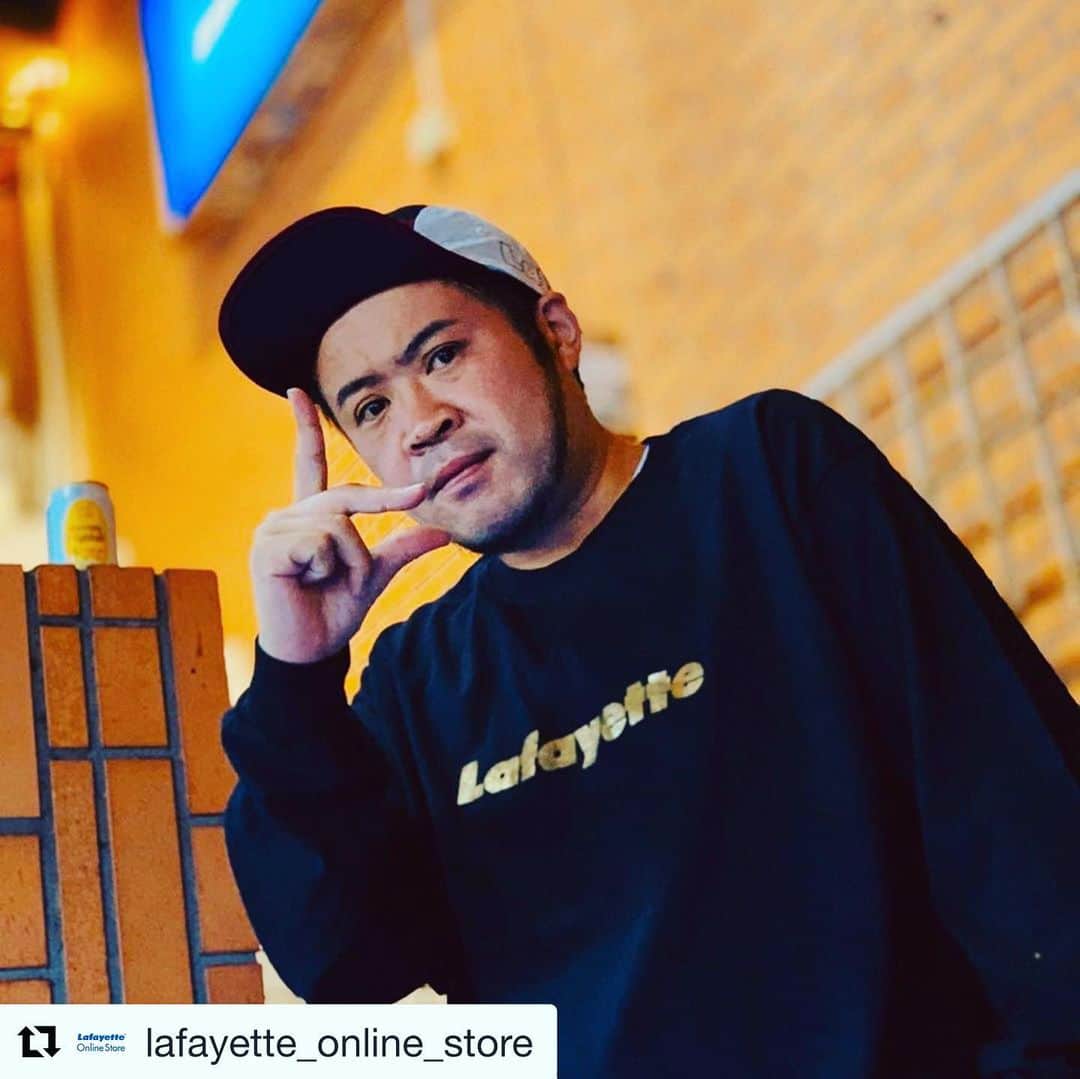 のインスタグラム：「よっしゃっしゃっす🔥🔥🔥 #Repost @lafayette_online_store with @get_repost ・・・ Lafayette Online Storeにて予約受付中！！ *** 予約商品!!受注生産 11月下旬より順次発送!! *** LE190111 Lafayette FOIL LOGO L/S TEE PRICE: 7,000yen ＋tax COLOR : WHITE (ホワイト), BLACK (ブラック), CHARCOAL (チャコール), LIGHT BLUE (ライトブルー), MILITARY GREEN (ミリタリーグリーン) *** ブランドのアイデンティティーであるコア・ロゴをアルミ箔を用いてホイルプリントで表現した長袖Tシャツ。 フロントカラーを背面の"KEEP IT REAL"にも引用したエクスクルーシブモデル。 通常ラインで使用される事の少ないホイルプリントはスタイリングのアクセントとなり、センセーショナルな逸品に。 定番のブラック、ホワイトに加えて、長袖Tシャツでは珍しいチャコール、ライトブルー秋冬にぴったりのミリタリーグリーンの5カラー展開。 マッチングされたプリントカラーはそれぞれのボディカラーを引き立たせるストリート感溢れる配色に仕上がっている。 *** @resort_lover  #サイプレス上野 #サ上 #サイプレス上野とロベルト吉野  #サ上とロ吉 *** 【受注期間】10/16(木) 12:00 ～ 10/28(月) 12:00 【配送】11月下旬より順次発送!! *** Lafayette ONLINE STORE : 0466-47-3710 @Lafayette_online_store *** #長袖tシャツ #tシャツ #ティーシャツ #ロンティー #ロゴT #ロンT #限定 #ロゴ #ロゴTシャツ #Lafayette #Lafayette_NYC #Lafayettecrew #LFYT #privilegenewyork #ラファイエット #ストリートファッション #ストリート」