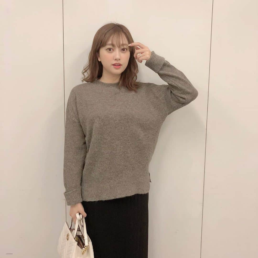 菊地亜美さんのインスタグラム写真 - (菊地亜美Instagram)「. おしごとおわり🥰 いっきに寒くなってきたし花粉もきてて目が真っ赤で鼻ムズムズになるこの頃。。🤦‍♀️🍃 鼻の中に綿棒で優しめのクリーム塗ってる💊笑 . 私服💐 ニットは @fifth_store 🧶 最近タートルばっかだったからすっきりめに😽 . #ootd #coordinate #fifth #fifthtl #フィフス #ニット #ニットコーデ #カジュアル #160cm以上コーデ #サイドスリットロールアップスリーブニット」10月17日 19時52分 - amikikuchi0905