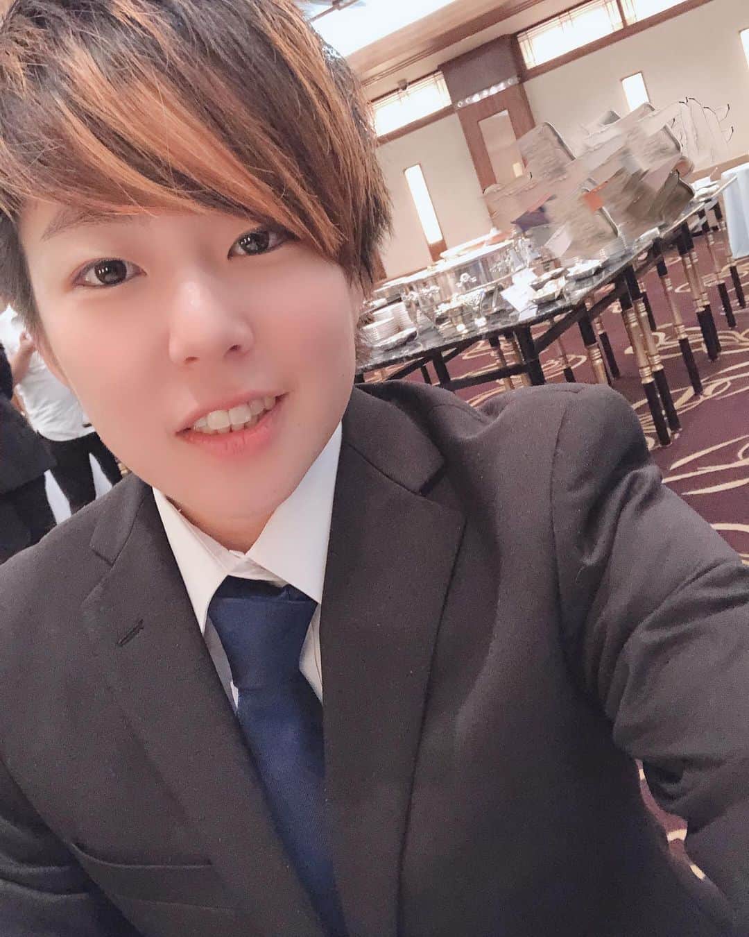 小野崎玲皇のインスタグラム：「本日は記者会見でスーツを着ました🦁 スターダムはブシロードさんと契約することになりました。 より一層気持ちを引き締めて頑張っていきたいと思います！ これからも応援よろしくお願いします！」