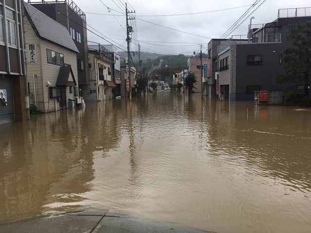 松山航大さんのインスタグラム写真 - (松山航大Instagram)「★ 台風19号の爪痕。 . 産経新聞コラム担当でした。 千曲川の堤防が決壊してから間もなく現地で取材をしました。 被災地で感じたことをお話ししています。 産経新聞「千曲川決壊をみて」 https://www.sankei.com/entertainments/news/191016/ent1910160008-n1.html . 今日は飯山市を取材。 市役所は1階が浸水して、現在復旧作業中。 住宅の泥かきもまだ完了していませんでした。 . まだ私たちが取材できていない、現状をお伝えできていない場所がたくさんあることを実感しました。 . あす以降のふるさとライブでも、被災地リポート、復旧情報をお伝えします。 . #台風19号 #長野県 #千曲川 #堤防 #決壊 #飯山市 #松代町 #長野放送 #ふるさとライブ #アナウンサー #松山航大」10月17日 19時58分 - kodai_matsuyama