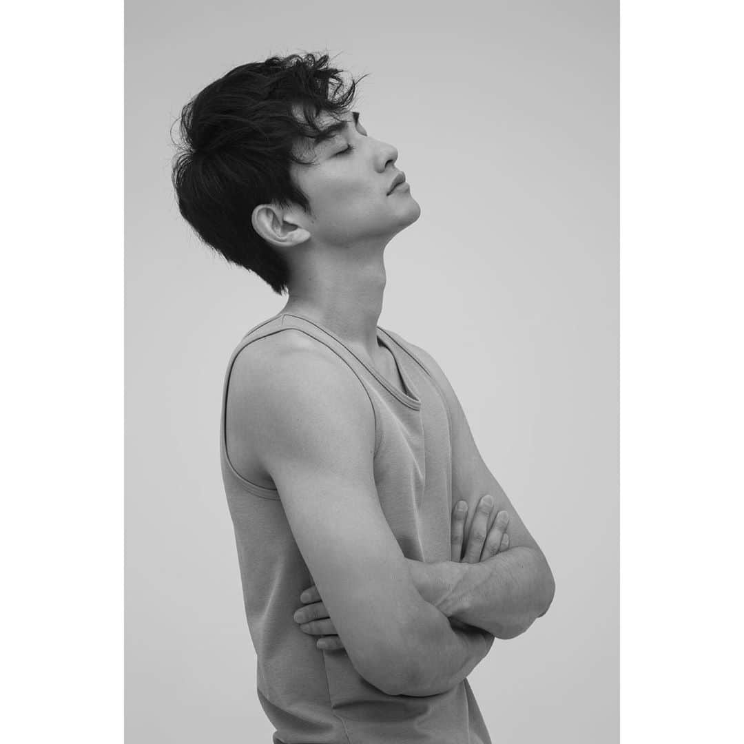 のインスタグラム：「1st 写真集「BASIC」 中身の1枚をチラッと🙌  #BASIC」