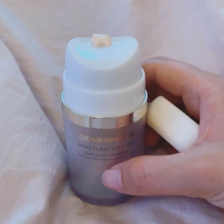 のインスタグラム：「※ Release from tomorrow @covermark_jp 💛 . Good for base makeup item for my skin✨ . すごいすごい優秀なモイスチュアコートジェル💛 . 一足お先に使わせていただいてます。 . 艶肌気分の今にぴったり✨ . プッシュして一回分のクリームを 専用のパフでとんとんしてつけます💛 . 最高な艶肌に仕上がります。 . 2枚目は手放せない、BBクリームと 優秀なシャネルのスティック💛 . . #covermark #skincare #basemakeup #makeup #メイク #カバーマーク #ジェルおしろい #モイスチュアコートジェル #moisturecoatgel #ベースメイク #艶肌  #chanelbeauty #chanel #シャネル #lancome #ランコム」