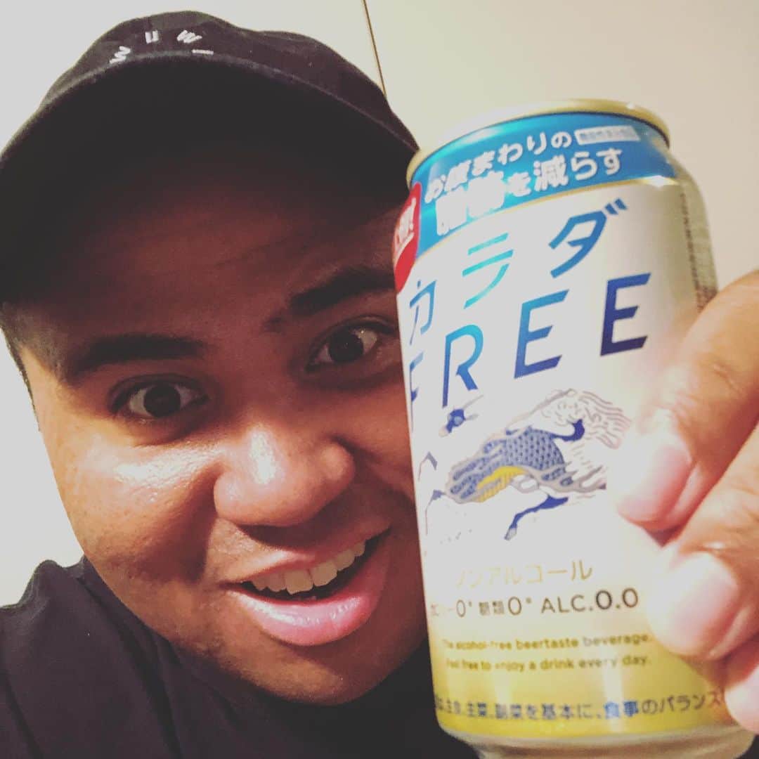 アントニーのインスタグラム：「キリンカラダフリー KIRINさんにもらったぞ お腹周りの脂肪減らすらしいぞ  #KIRIN #pr #カラダフリー #キリンカラダフリー #お腹周りの脂肪が落ちるらしい #スッキリおいしい #1日1本 #続けるよ #プリン体ゼロ #ダイエット始める #マッチョになりたい #マッチョになってモテたい #来年の夏待っとけ」