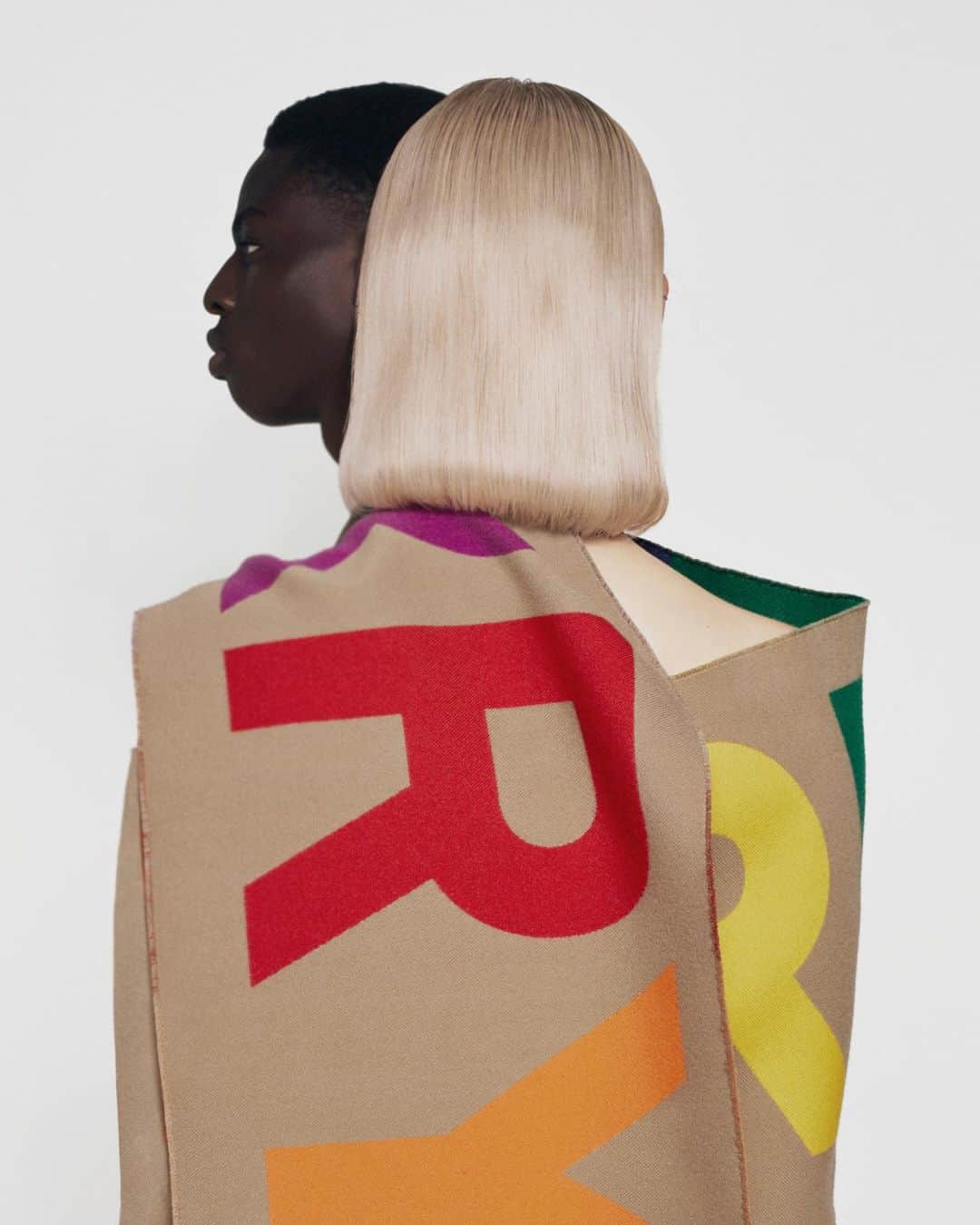 のインスタグラム：「Shop now: The #Burberry rainbow scarf - available for 24 hours only for #TheBSeries 17 October . Inspired by vibrant 90s football team scarves worn by supporters, and a new Burberry style introduced to the house by #RiccardoTisci . #BurberryGeneration」