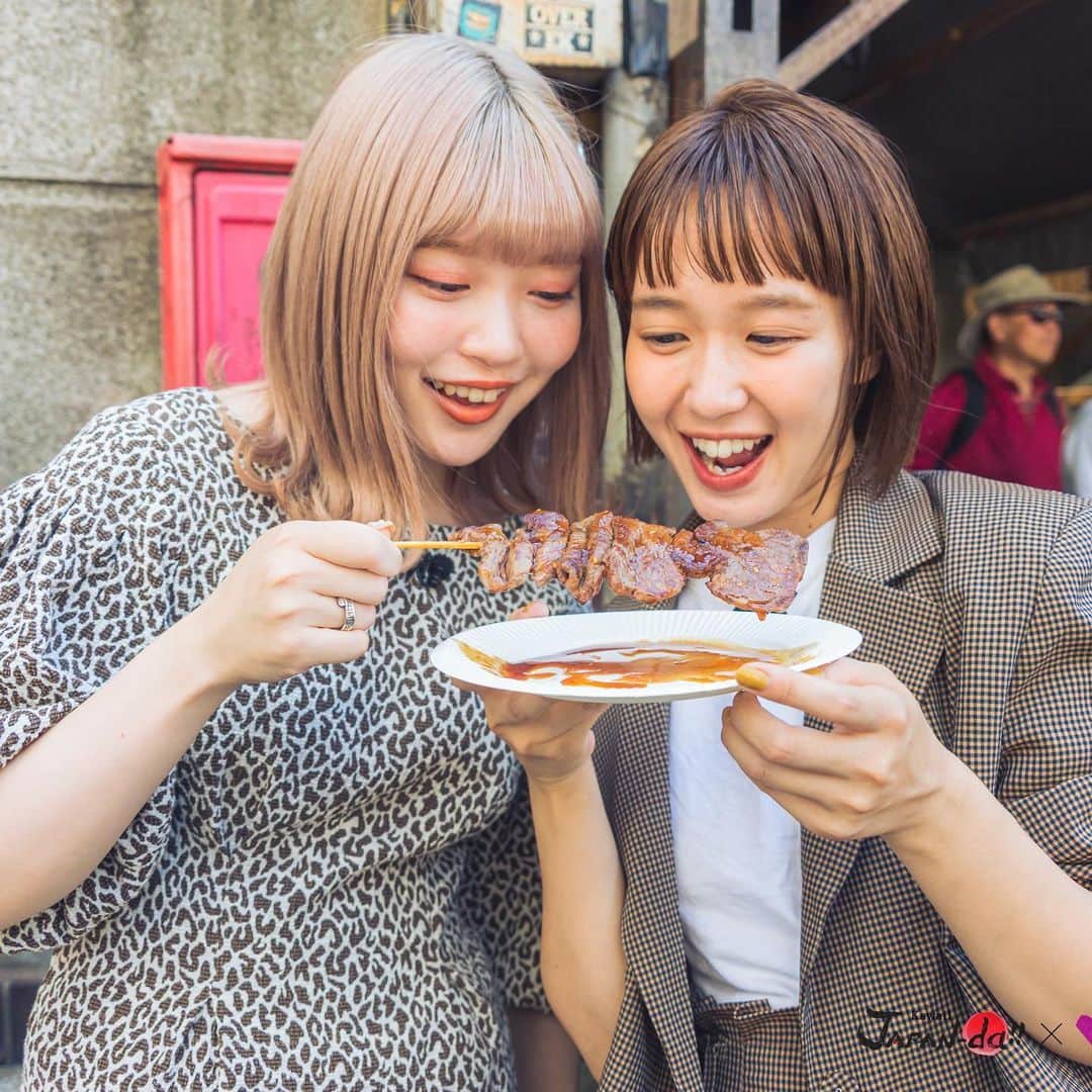 のインスタグラム：「. 築地の中央卸売市場が豊洲へ移転してちょうど1年。 . 築地市場は取り壊しが進んでいますが、実は#築地場外市場 はそのまま残っています😊 しかも❗️次々と新しい店舗ができ、依然として観光客を魅了しているんです✨ . そこで、10月17日(木)放送の「#カワイイジャパンダ」は、 . モデル・#柴田紗希 と#古関れん が魅力いっぱいの築地場外市場で、 タラバガニやお寿司、Ａ５ランク高級和牛、そして絶品スイーツまで、築地グルメを食べて❗️食べて‼️食べまくります😋💖 . .  #モデル #柴田紗希 #しばさき #椎名ひかり #ぴかりん #前田希美 #まえのん #くみっきー #舟山久美子 #菅沼ゆり #ゆりっぱ #古関れん #れんちゃん #mbs #mbs動画イズム #見逃し配信 #カワイイジャパンダ . .  #築地 #築地食べ歩き #築地朝ごはん #築地ランチ #築地カフェ #築地グルメ #いちごスイーツ専門店 . .」