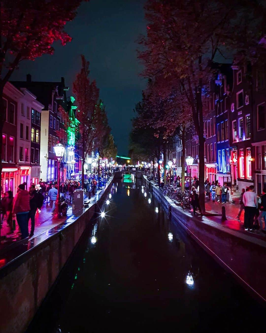 Supassaraさんのインスタグラム写真 - (SupassaraInstagram)「The difference between day and night in Amsterdam.」10月17日 20時10分 - supassra_sp