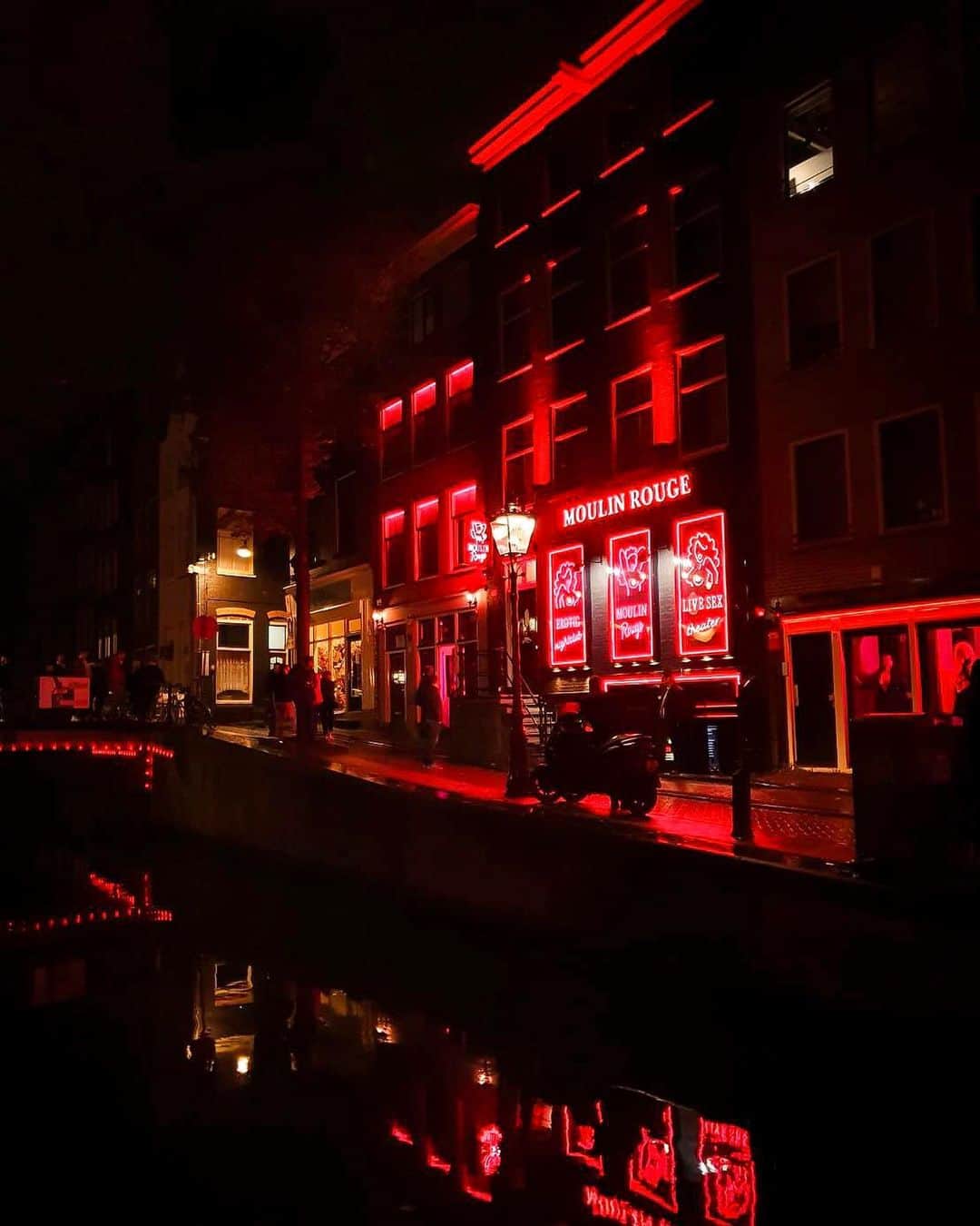 Supassaraさんのインスタグラム写真 - (SupassaraInstagram)「The difference between day and night in Amsterdam.」10月17日 20時10分 - supassra_sp