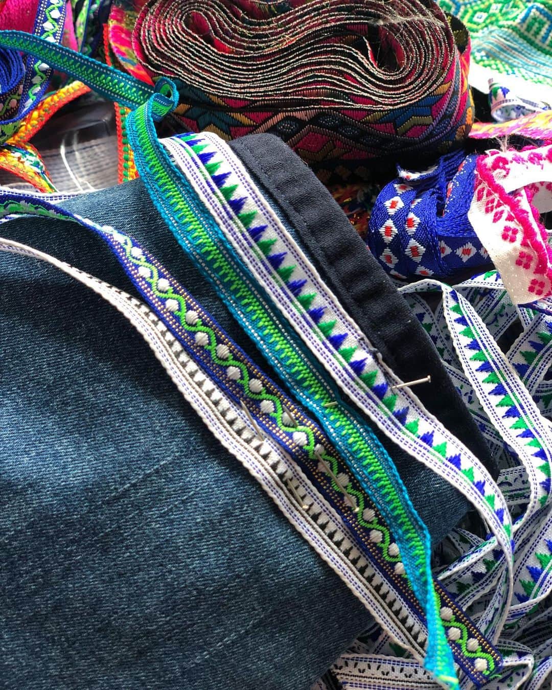 リンダマイフンさんのインスタグラム写真 - (リンダマイフンInstagram)「Ribbons collected from ethnic markets in the North of Vietnam 🇻🇳 currently trying to upcycle a pair of @dawndenim jeans. #reusereducerecycle #fashionrevolution」10月17日 20時15分 - lindamaiphung