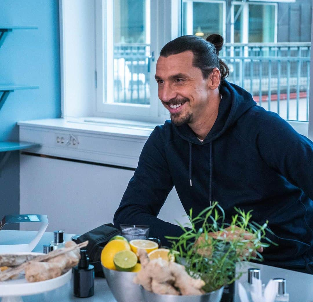 Zlatan Ibrahimović Parfumsさんのインスタグラム写真 - (Zlatan Ibrahimović ParfumsInstagram)「Stay focused with ZLATAN SPORT PRO. Perfect blend of Bergamot, Birch Leaf, Amber, Oak Moss and Dry Woods.  #zlatansport #therightroutine」10月17日 20時15分 - zlatanibrahimovicparfums