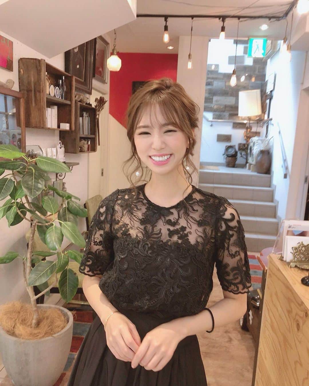 加田穂乃華のインスタグラム：「先日お友達の挙式、結婚披露宴に出席させてもらったときのヘア😊 @masaruman  いつもありがとうございます✨  高校の頃からのお友達🤝 大人になってから見えてくる人柄とかもあるなかで、 ずっと仲良くいれて嬉しいです♡ とても幸せな気持ちになりました💐 #結婚式 #happywedding #ヘアアレンジ #編みおろし」