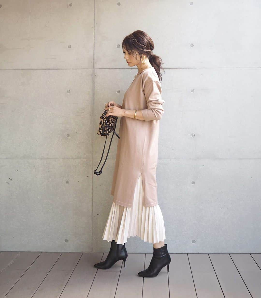 yoko178loveさんのインスタグラム写真 - (yoko178loveInstagram)「#coordinate ． ． ニットワンピとプリーツスカートの レイヤードコーデ ． スカートはスエード調なので 秋らしい雰囲気に🍂 ． 小物はブラックで引き締めて✨ ． ． knit &skirt  @fifth_store ． ． #fifth #フィフス#fifthtl #vネックサイドスリットニットワンピース #プリーツスエードロングスカート #カジュアル#ワンピース #ロングスカート #ワンピースコーデ」10月17日 20時19分 - yoko178love