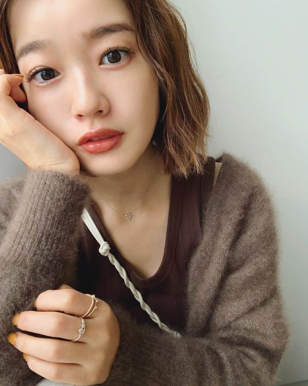 猪鼻ちひろのインスタグラム：「🎄🤶🏻 前髪分けて巻いて 赤のアイシャドウつけてみた今日✌︎ 明日から発売の @canal_by_4 のホリデーコレクション発表会へ。 今田美桜さんセレクションジュエリーを付けさせて頂きました。 主張はありながらも上品で クリスマスプレゼントにも良いよねと盛り上がりました。 みんなクリスマスは何するの？ 🙃 #脱ぐのか着るのかどっちかにして！ #質問の気が早い #今日友達とそんな話になって #欲しいものなんだろねと盛り上がりました #クリスマスジュエリー #クリスマスギフト #ください← #canal_produced_by_4c #jewelry #ring #pr #christmas #gift #christmasjewelry #今田美桜 #セレクション #ジュエリー」