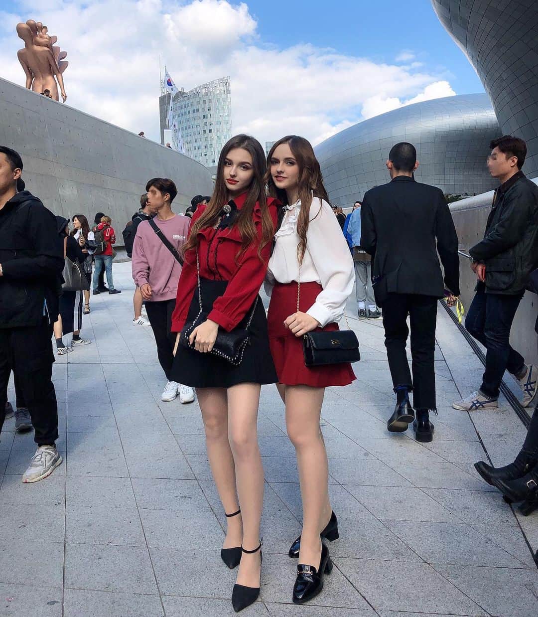 Elina 엘리나 (エリナ) さんのインスタグラム写真 - (Elina 엘리나 (エリナ) Instagram)「Seoul fashion week (1/3) red fashion🌹 진짜 오랜만에 쇼 보러 패션위크도 다녀오고 친구들이랑 놀고 왔어요ㅋㅋㅋ 레드로 맞춰입기~ . . . #fashionweek #seoulfashionweek #서울패션위크 #패션위크」10月17日 20時31分 - elina_4_22