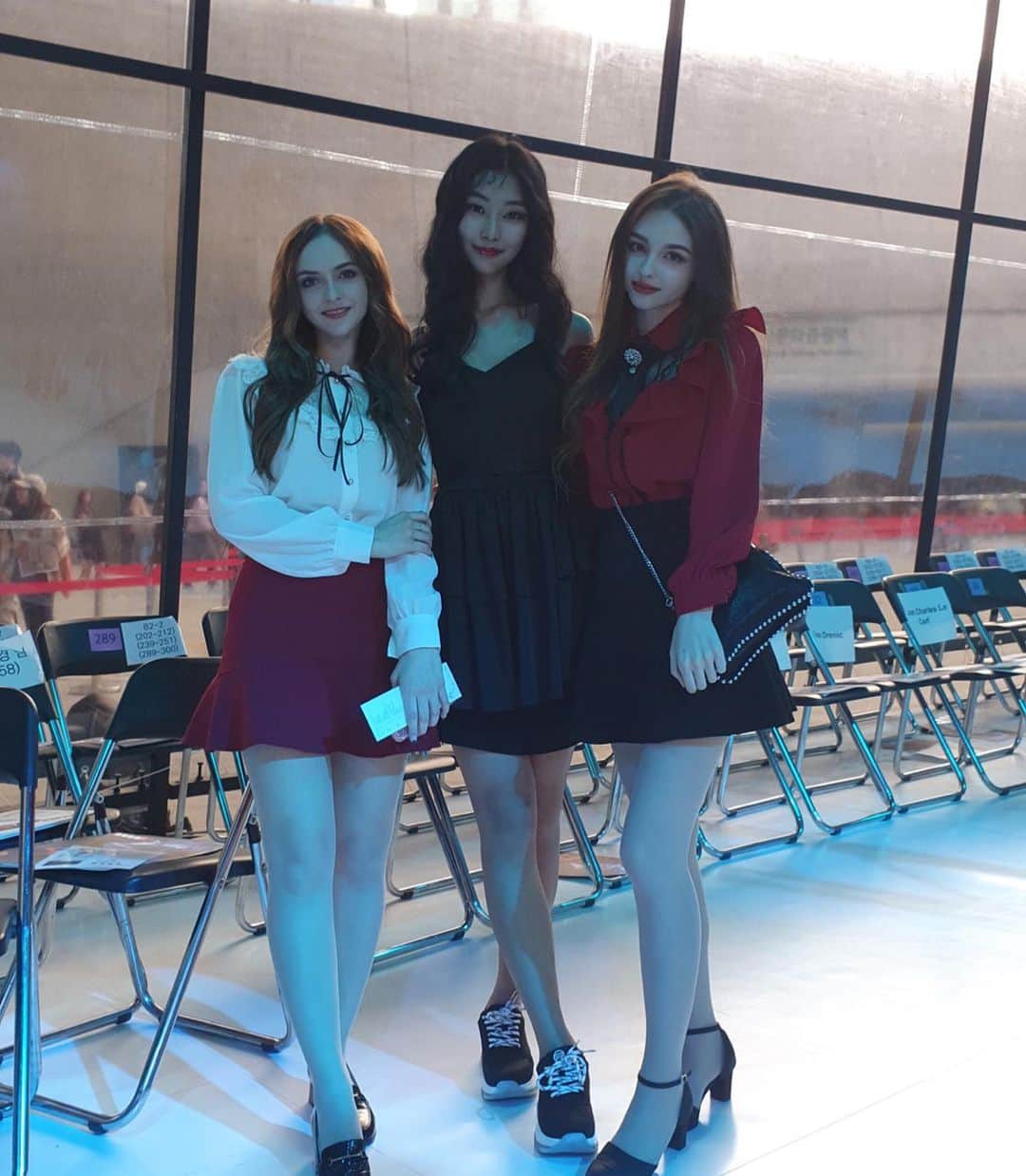 Elina 엘리나 (エリナ) さんのインスタグラム写真 - (Elina 엘리나 (エリナ) Instagram)「Seoul fashion week (1/3) red fashion🌹 진짜 오랜만에 쇼 보러 패션위크도 다녀오고 친구들이랑 놀고 왔어요ㅋㅋㅋ 레드로 맞춰입기~ . . . #fashionweek #seoulfashionweek #서울패션위크 #패션위크」10月17日 20時31分 - elina_4_22