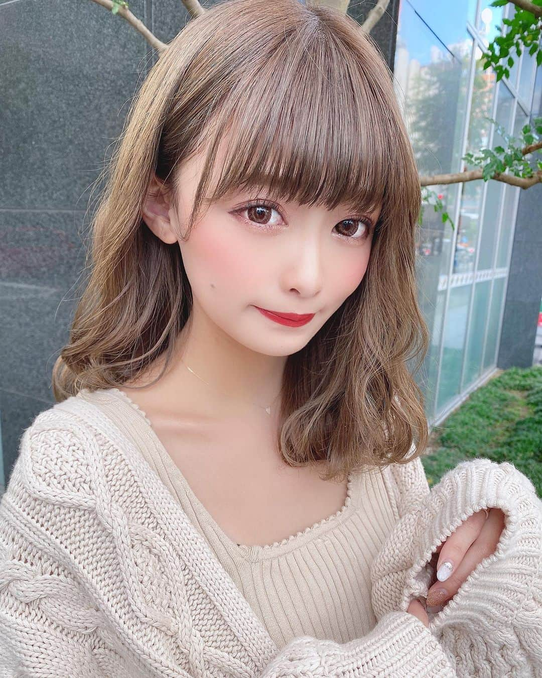 りなてぃさんのインスタグラム写真 - (りなてぃInstagram)「﻿ ﻿ ﻿ だんだん寒くなってきたね🥺💓﻿ みなさん体調は大丈夫ですか🥺﻿ ﻿ ﻿ ﻿ ﻿ 最近のお気に入りリップ紹介💄﻿ ﻿ これ以外を付けてることももちろんあるし﻿ お気に入りとコロコロ変わるんだけど﻿ とりあえず最近の...です😂♥️﻿ ﻿ ﻿ NARS リップスティック 2912﻿ NARS リップグロスN 5684﻿ SUQQUエクストラグロウリップスティック 08﻿ MAC リップスティック シーシアー﻿ LUNASOL ドレスフォーリップス 07﻿ ﻿ ﻿ 似たような色を選びがちではあるんだけど﻿ 付けてみるとつけ心地と発色の仕方も違くて印象変わるので﻿ その日のお洋服とか気分によって変えながら付けてます💓﻿ ﻿ ﻿ 合わないリップつけると唇すぐ荒れちゃうので﻿ 基本的には自分の肌に合うってわかってるブランドで﻿ 買うことが多いです！！﻿ ﻿ マットなリップはつける前に﻿ リップクリーム塗るようにしてます！﻿ ﻿ ﻿ ﻿ #fashion #ootd #outfit #coordinate ﻿ #cosme #cosmetic #make #makeup ﻿ #hairstyle #haircolor #chico #cardigan﻿ ﻿#NARS #MAC #SUQQU #LUNASOL ﻿ ﻿ 最近の巻き髪、前髪の巻きかた﻿ もうちょっとだけ待ってね🥺💭﻿ ﻿ ﻿ ﻿」10月17日 20時36分 - rinatea_25