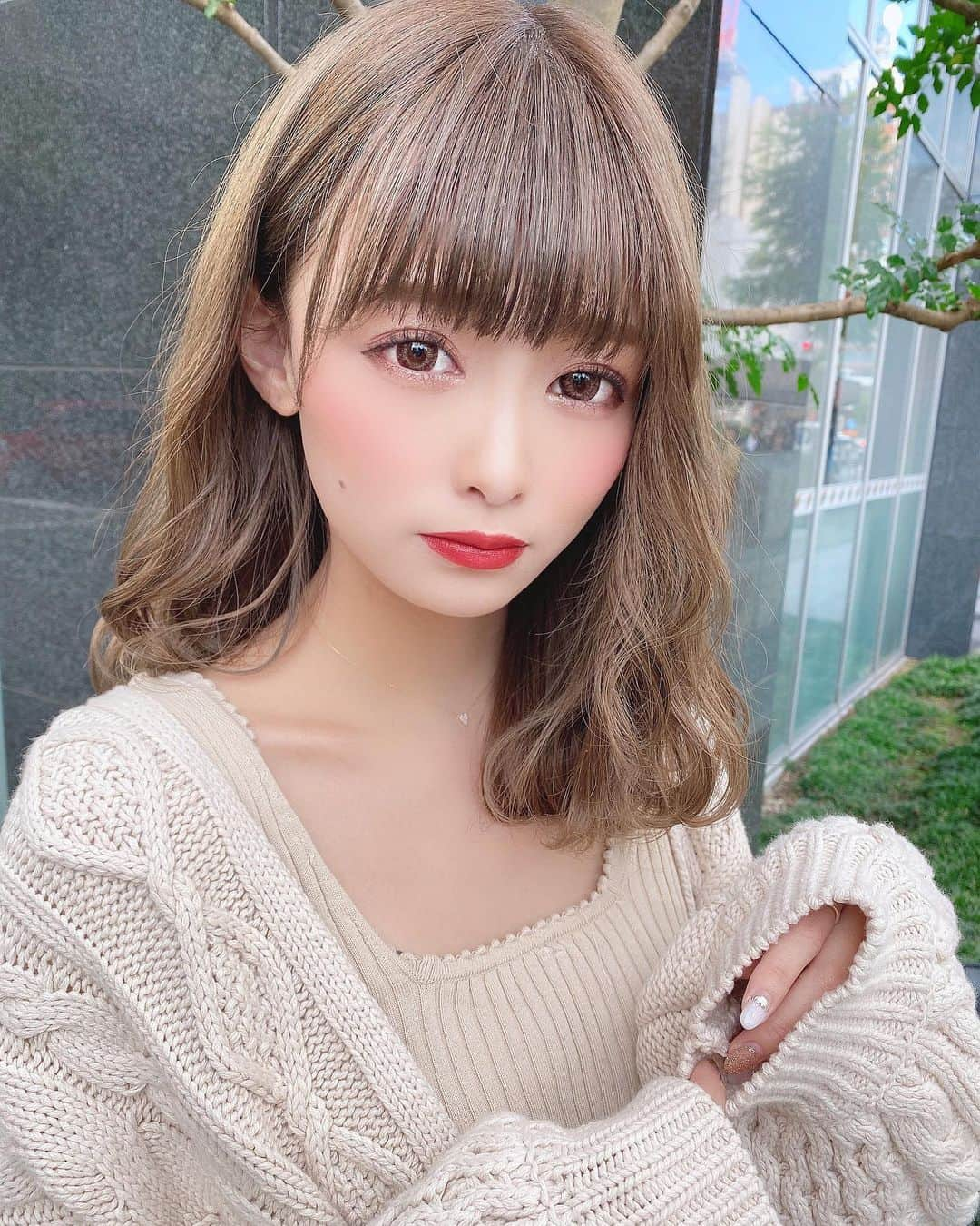 りなてぃさんのインスタグラム写真 - (りなてぃInstagram)「﻿ ﻿ ﻿ だんだん寒くなってきたね🥺💓﻿ みなさん体調は大丈夫ですか🥺﻿ ﻿ ﻿ ﻿ ﻿ 最近のお気に入りリップ紹介💄﻿ ﻿ これ以外を付けてることももちろんあるし﻿ お気に入りとコロコロ変わるんだけど﻿ とりあえず最近の...です😂♥️﻿ ﻿ ﻿ NARS リップスティック 2912﻿ NARS リップグロスN 5684﻿ SUQQUエクストラグロウリップスティック 08﻿ MAC リップスティック シーシアー﻿ LUNASOL ドレスフォーリップス 07﻿ ﻿ ﻿ 似たような色を選びがちではあるんだけど﻿ 付けてみるとつけ心地と発色の仕方も違くて印象変わるので﻿ その日のお洋服とか気分によって変えながら付けてます💓﻿ ﻿ ﻿ 合わないリップつけると唇すぐ荒れちゃうので﻿ 基本的には自分の肌に合うってわかってるブランドで﻿ 買うことが多いです！！﻿ ﻿ マットなリップはつける前に﻿ リップクリーム塗るようにしてます！﻿ ﻿ ﻿ ﻿ #fashion #ootd #outfit #coordinate ﻿ #cosme #cosmetic #make #makeup ﻿ #hairstyle #haircolor #chico #cardigan﻿ ﻿#NARS #MAC #SUQQU #LUNASOL ﻿ ﻿ 最近の巻き髪、前髪の巻きかた﻿ もうちょっとだけ待ってね🥺💭﻿ ﻿ ﻿ ﻿」10月17日 20時36分 - rinatea_25