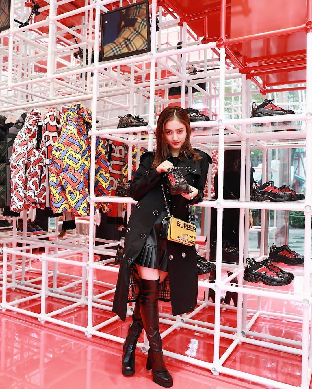 谷まりあさんのインスタグラム写真 - (谷まりあInstagram)「Burberry POP-UP Store🖤 My new favorite Shoes😎❤️ 私服 @burberry #marimariblack」10月17日 20時36分 - mariaaaa728